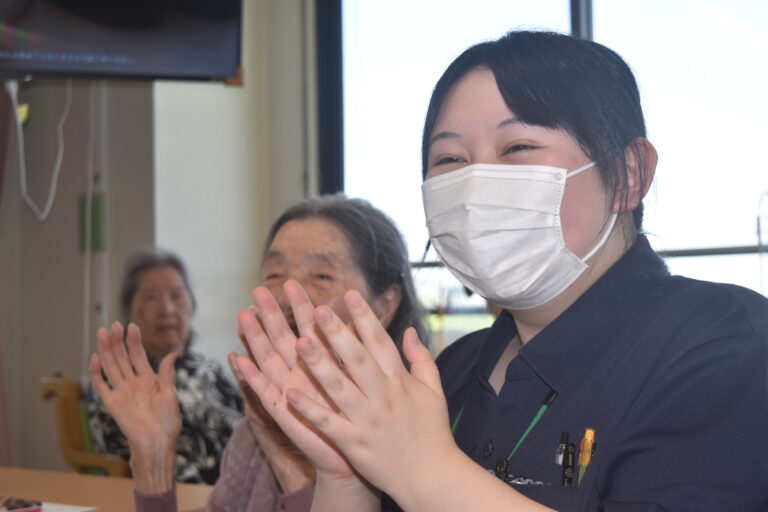職員が入居者と交流・レクリエーション活動を行っている様子