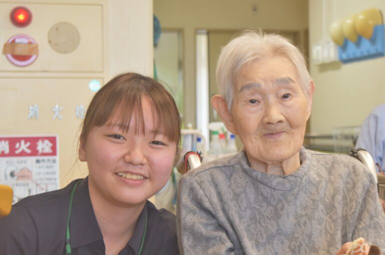 スタッフと入居者が一緒に笑顔で過ごす交流の様子